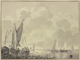 Ruhige See mit vielen Schiffen, links an einem Damm eine Barke und Boot, rechts eine Barke