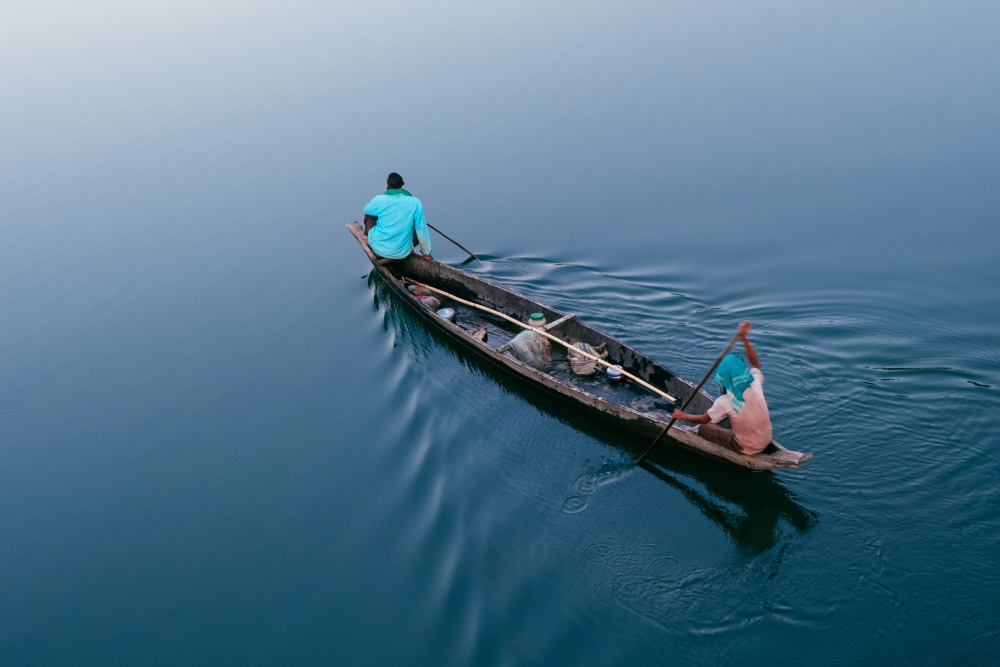 Männer rudern ein Boot von Dahlia Ambrose