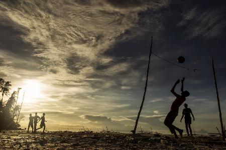 Kinder spielen Fußball in Sansibar.