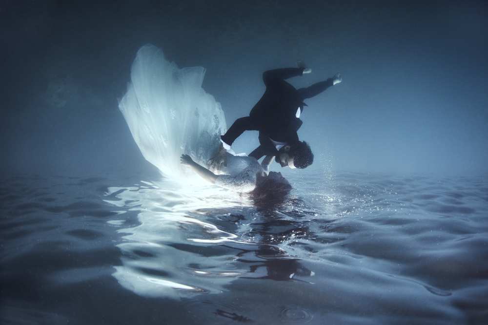Underwater trash the dress von Davide Lopresti