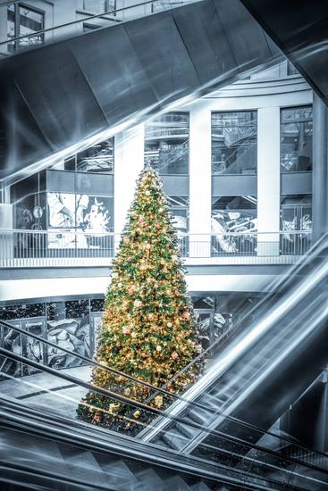 Rolltreppen und Weihnachtsbaum Architektur in Leipzig, Bild 1 von 4. Weihnachten, Christmas 2021