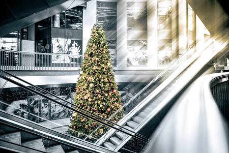Rolltreppen und Weihnachtsbaum Architektur in Leipzig, Bild 3 von 4 2021