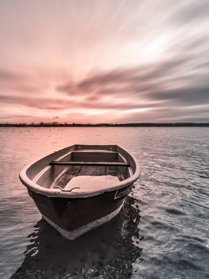 verlassenes Boot an der Schladitzer Bucht im Sonnenschein 2022