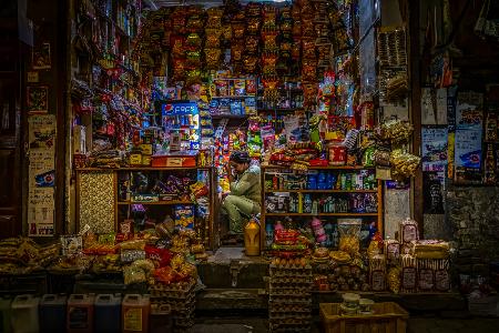 Dieser verrückte kleine Laden (Straßen von Kathmandu bei Nacht)