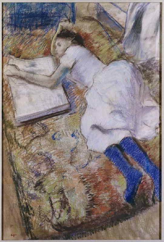 Ein liegendes junges Mädchen, ein Album ansehend von Edgar Degas