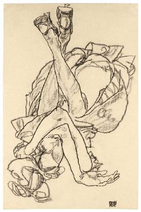 Am Rücken liegendes Mädchen mit überkreuzten Armen und Beinen 1918