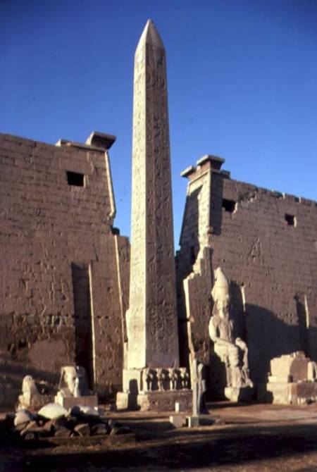 Centre of the facade with the obelisk and a statue of Ramesses II (1298-32 BC) New Kingdom (photo) von Egyptian