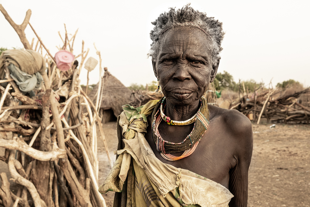 Ältere Frau in einem Toposa-Dorf von Elena Molina