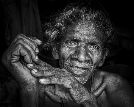 Ältester in einem kleinen Dorf am Stadtrand von Kalkutta