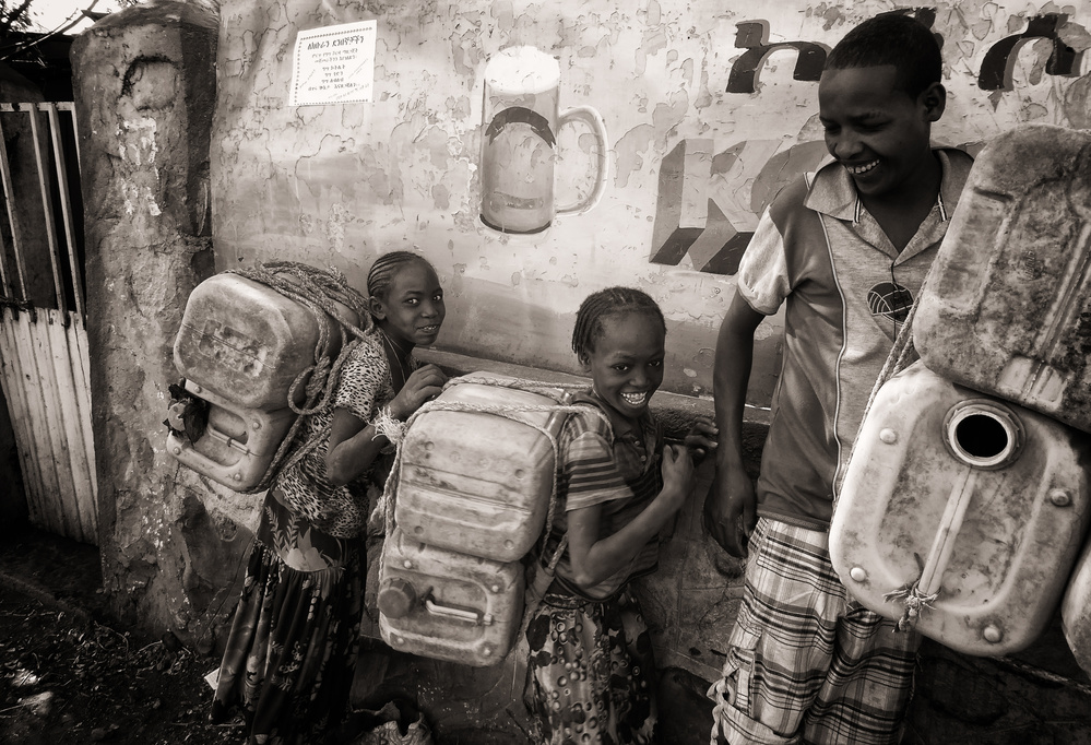 Äthiopien,auf dem Weg,Wasser zu sammeln (schwarz-weiße Version) von Elena Molina