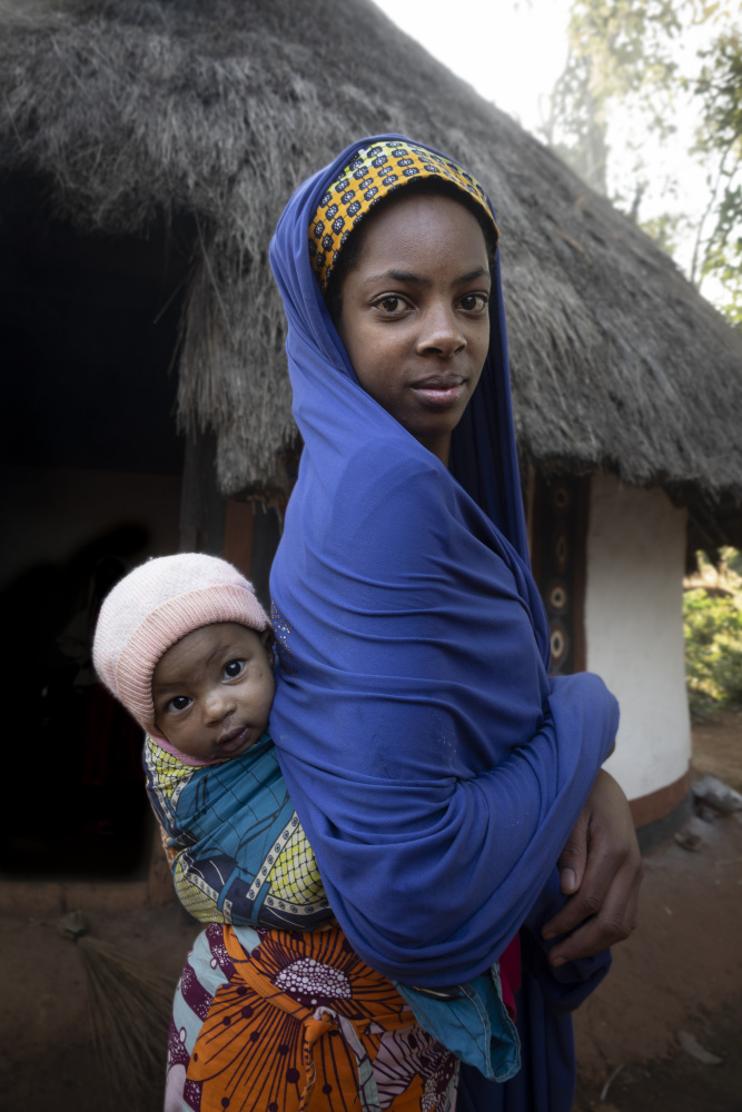 junge Mutter mit ihrem Kind im Idool-Palast,Kamerun von Elena Molina