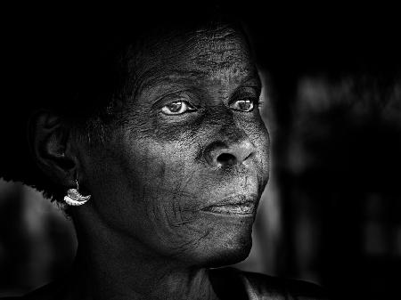 Skarifizierte Frau in einem kleinen Dorf,Benin (bnw)-00914