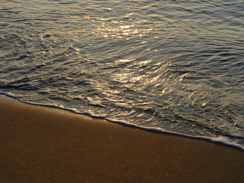 Meereswellen am Strand bei Sonnenuntergang von engin akyurt