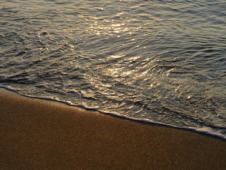 Meereswellen am Strand bei Sonnenuntergang