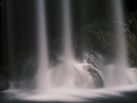 schöner Wasserfall im Berg