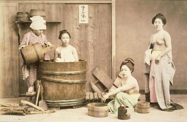 Geishas bathing, c.1880s (hand-coloured albumen print) von English Photographer, (19th century)