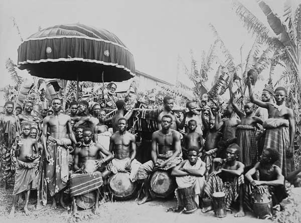 Ashantee King Carried by Slaves under State Umbrella Surrounded by Followers, c.1890 (b/w photo) von English School, (19th century)