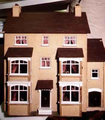 Exterior of a home-made doll's house, 1926 (mixed media) von English School, (20th century)