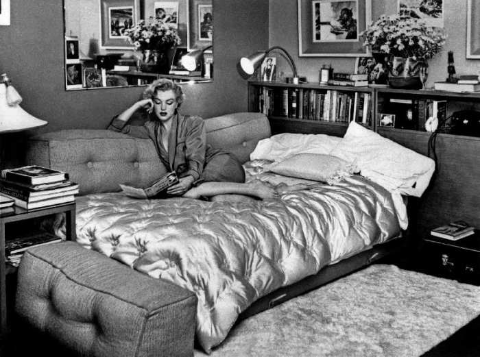 Marilyn Monroe at home in Hollywood von English Celebrities Photographer