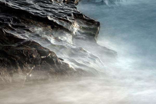 Wellen brechen am Fels von Erich Teister