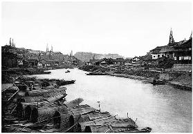 China: Derrickkräne, die beim Bohren von Salzsole auf tiefem Untergrund neben dem Fluss Fuxi, Ziliuj 1906