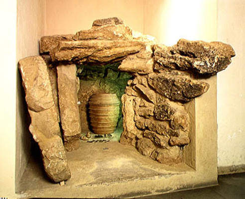 Reconstruction of an Etruscan tomb with an urn (stone) von Etruscan