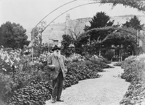 Claude Monet (1841-1926) in his garden at Giverny, c.1925 (b/w photo) von French Photographer, (20th century)