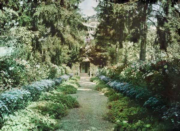 Path in Monet's Garden at Giverny, early 1920s (photo) von French Photographer, (20th century)