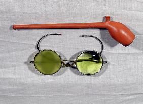 Pair of glasses and pipe belonging to Claude Monet (1840-1926) 19th-20th century (photo) 20th