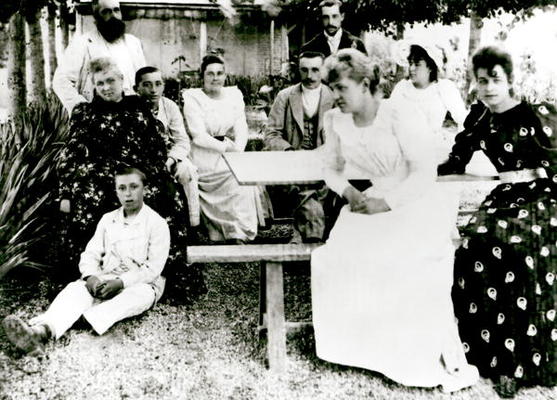 The Monet and Hoschede families, c.1880 (b/w photo) von French School, (19th century)