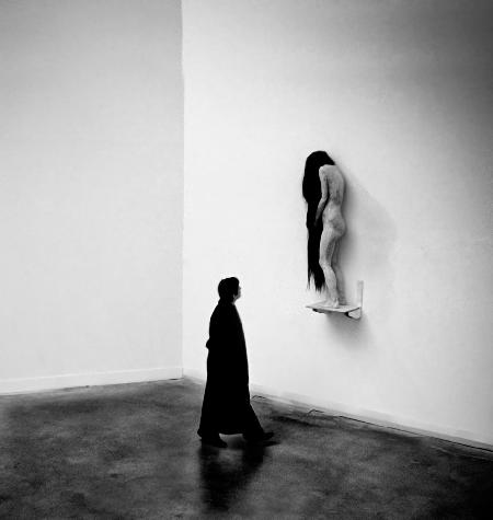 Der Mann und die Statue. Biennale von Venedig