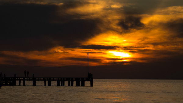 Sunset by the pier 3 von Giulio Catena