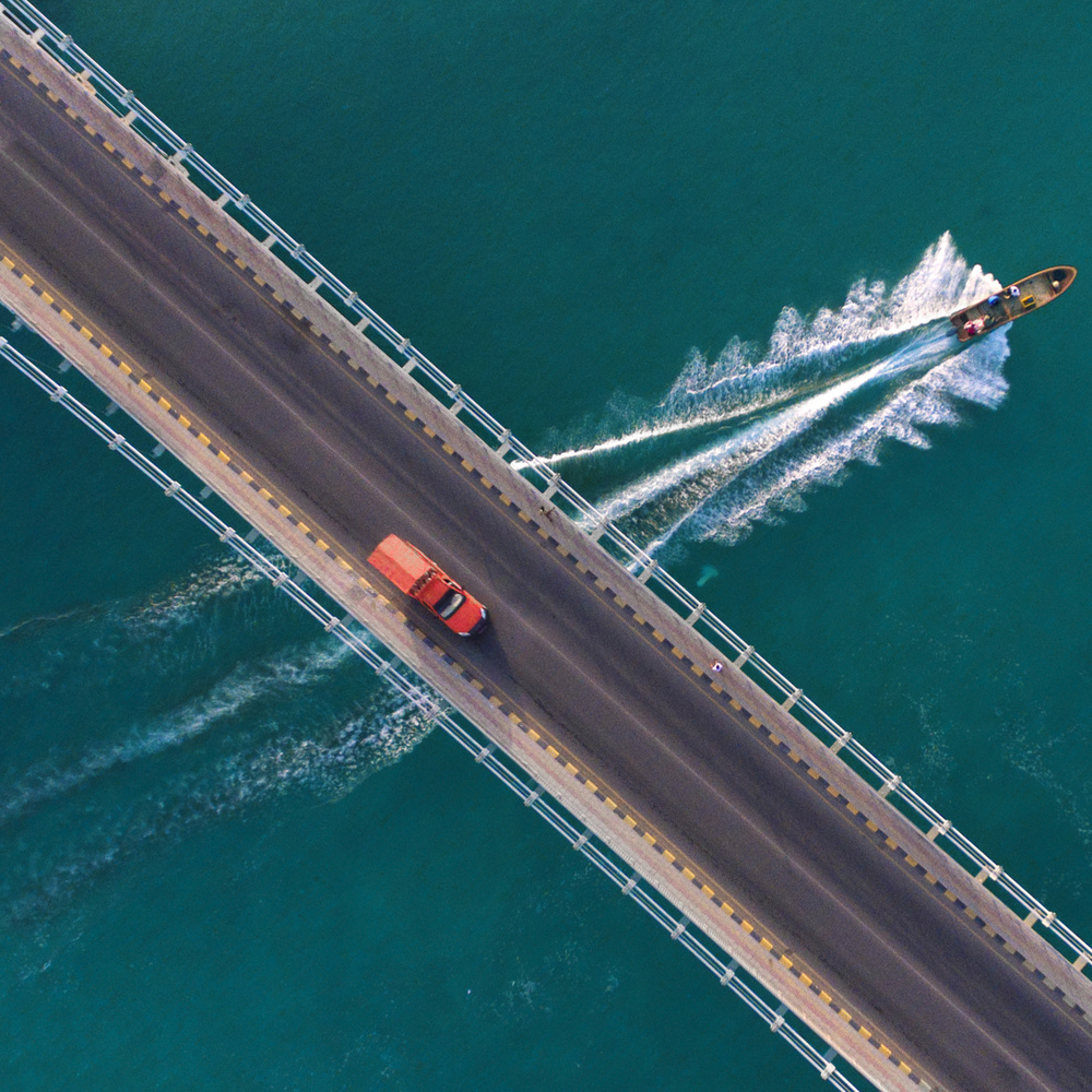 die Brücke überqueren von Haitham AL Farsi