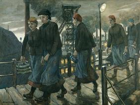 Zechenarbeiterinnen auf einer Hängebrücke 1913
