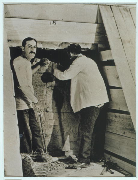 Howard Carter (1873-1939) and a colleague beside a partially demolished wall of one of the tombs, Va von Harry Burton