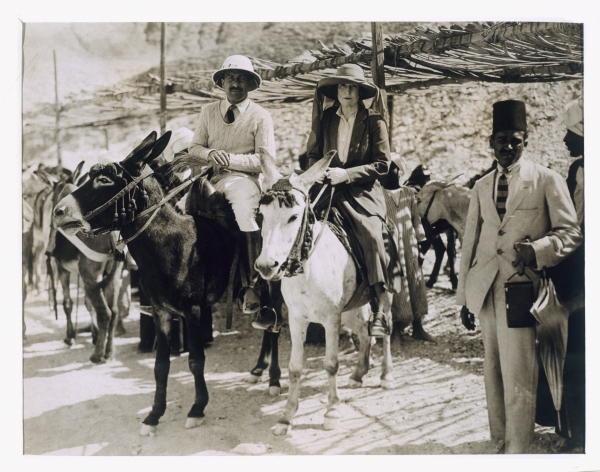 Lady Ribblesdale and Mr Stephen Vlasto arriving on donkeys at the Tomb of Tutankhamun, Valley of the von Harry Burton