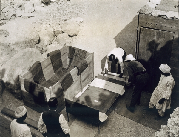 Moving the centre portion of one of the beds or couches from the Tomb of Tutankhamun, Valley of the  von Harry Burton
