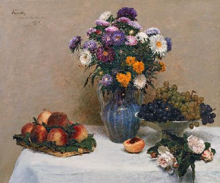 Weiße Rosen und Chrysanthemen in einer Vase, Pfirsiche und Weintrauben auf einem Tisch mit weißer De 1876