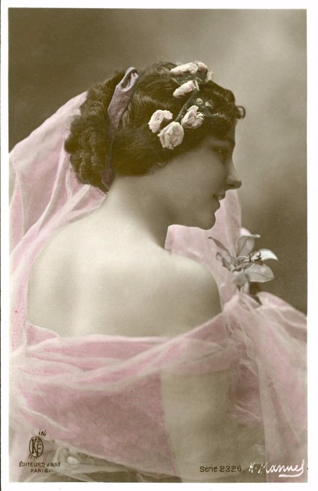 Frau in rosa Schal von Henri Manuel