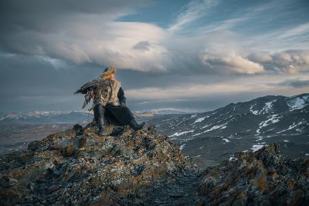 Ein junger Jäger und ein stimmungsvolles Altai-Gebirge