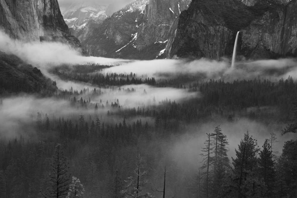 Fog Floating In Yosemite Valley von Hong Zeng