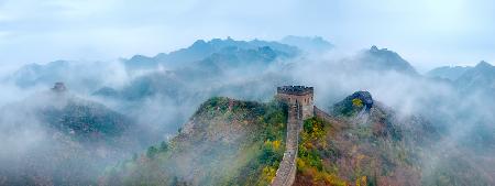 Mutter und Tochter erklimmen die Stufen der Chinesischen Mauer