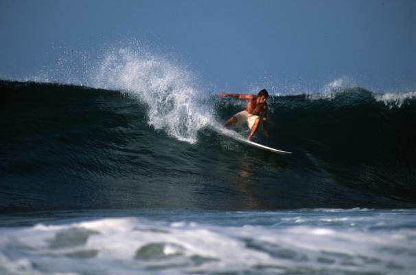 Surfer carved in der Welle von Hubertus Scholz