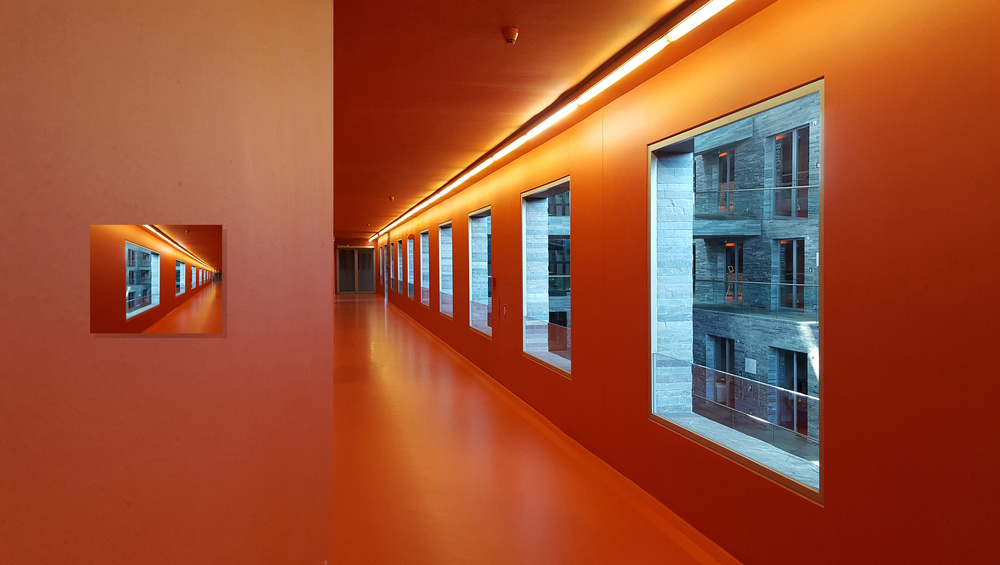 Gleicher Korridor...! von Huib Limberg