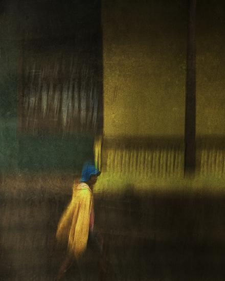 Mann im gelben Regenmantel