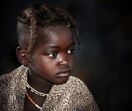 Himba kleines Mädchen in der Schule
