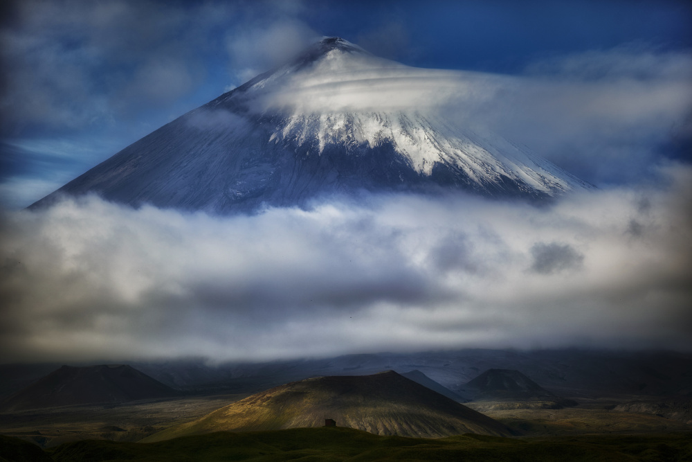 Kluchevskoy-Vulkan im Wolkenmantel von Ivan A. Godovikov