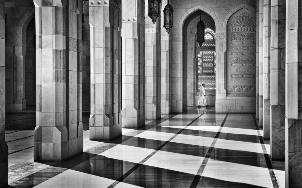Schatten in der Moschee von Izidor Gasperlin