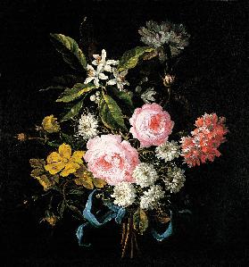 Blumenstrauß aus Kamille, Rosen, Orangenblüten und Nelken, mit einem blauen Band gebunden