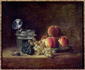 Stillleben mit einem Korb mit Pfirsichen, weißen und schwarzen Trauben und Weinglas